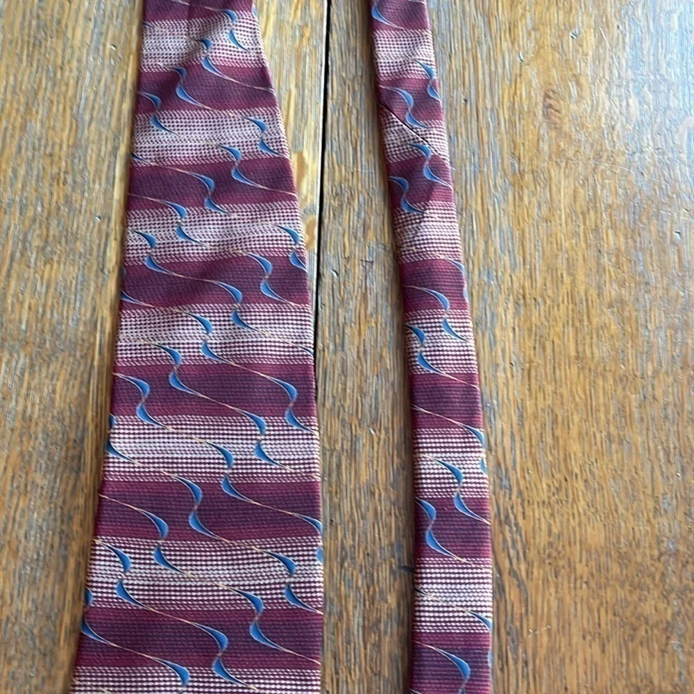 Bill Blass Black Label Silk Tie Wine Color with Blue Squiggly design